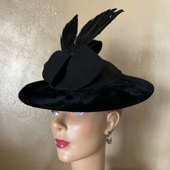 ORNATE 1940s\' BLACK FELT/VELVET FEDORA WITH FELT STRIPS + BLACK FEATHER \